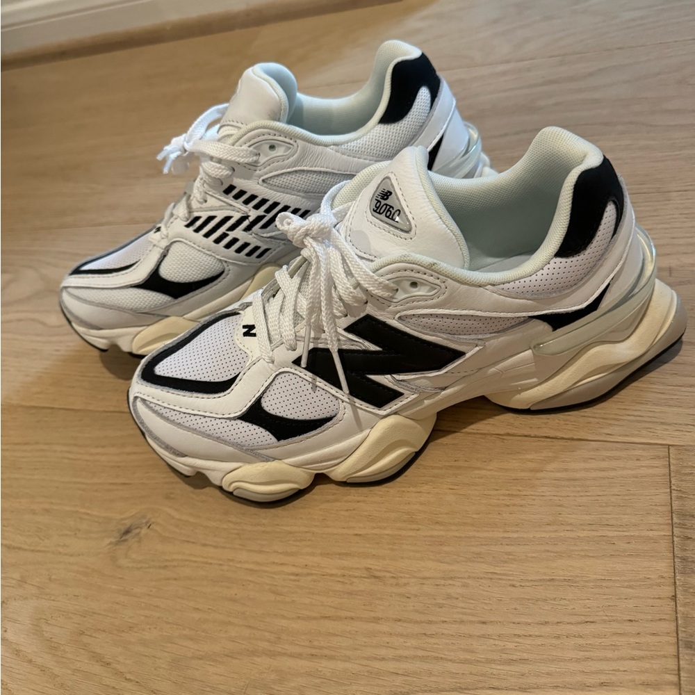 New Balance Dynamic White and Black Trainers- u9060aab